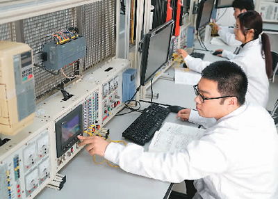 起重機變聰明了，?？藗愃闺姎庖I智能化變革